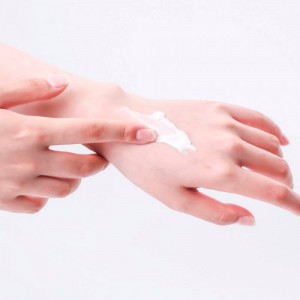 Крем для рук с экстрактом клубники Ayoume Fruity Refreshing Hand Cream Strawberry 60мл