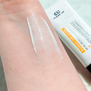 Лёгкий гипоаллергенный солнцезащитный лосьон CUSKIN Clean Up Blemish Sun Lotion SPF 50+ PA++++ 60мл