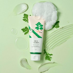 Успокаивающая пенка для умывания с полынью Round Lab Mugwort Calming Cleanser 150мл