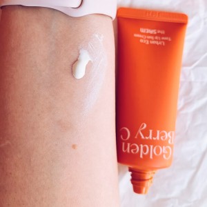 Осветляющий солнцезащитный крем для выравнивая тона кожи The Saem Urban Eco Golden Berry C Tone Up Sun Cream SPF50+ PA++++ 35гр