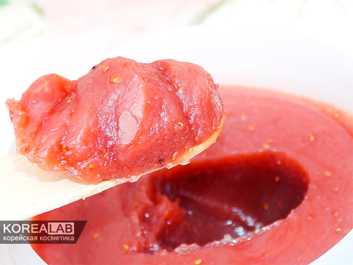 Маска-скраб для лица с клубникой SKINFOOD Black Sugar Strawberry Mask Wash Off