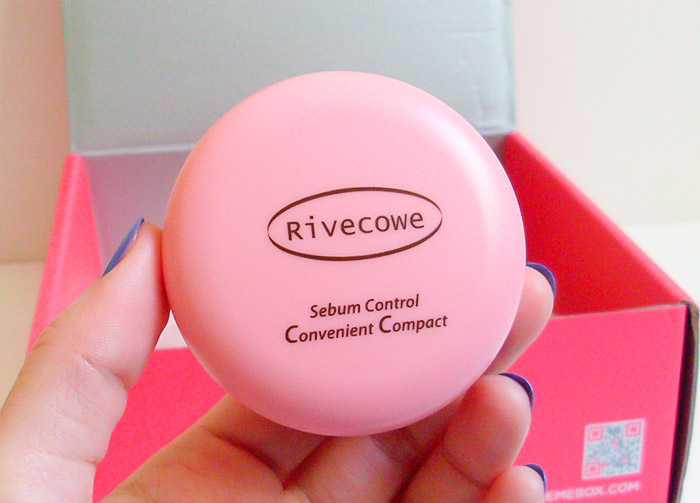 Компактная матирующая пудра для лица RIVECOWE Beyond Beauty Sebum Control Convenient Compact